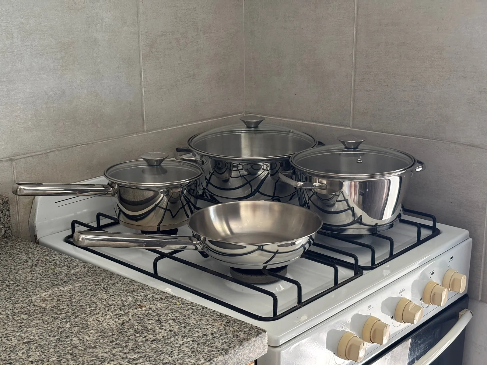 Ollas de acero inoxidable sobre la cocina