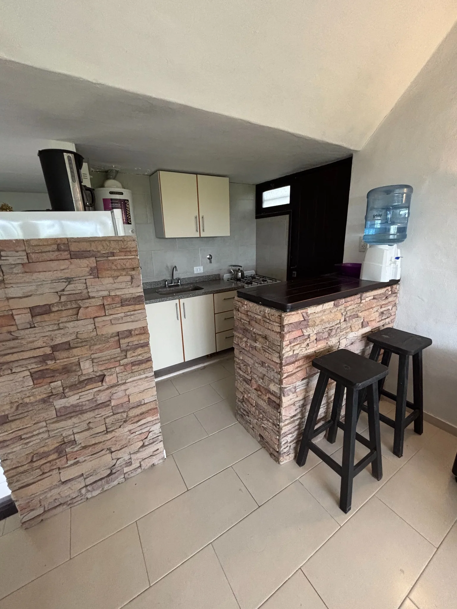 Cocina equipada con mesada, alacenas y cocina a gas