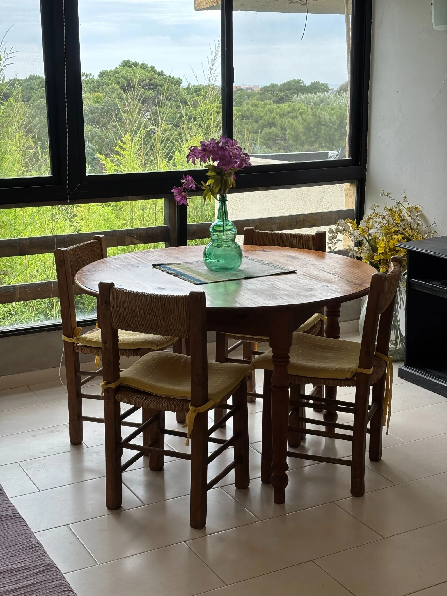 Mesa de comedor junto a los ventanales