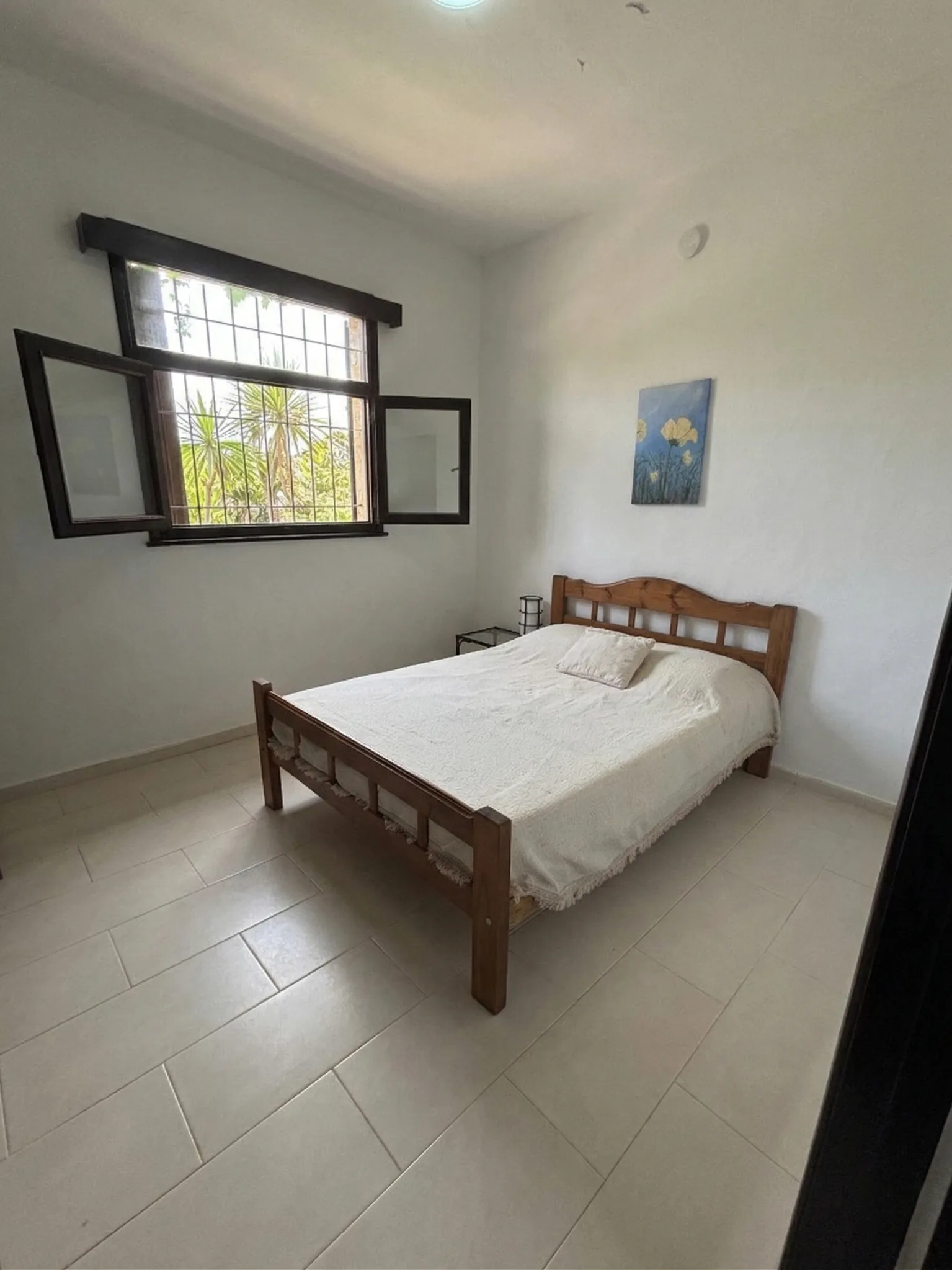 Dormitorio con cama doble y ventana
