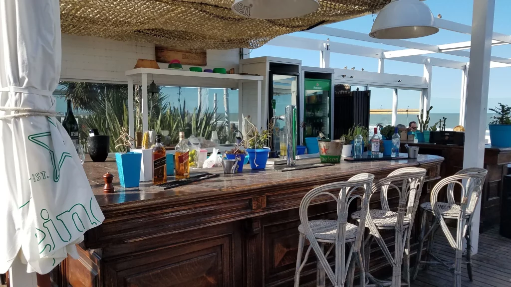 La barra de El Atlántico junto al mar