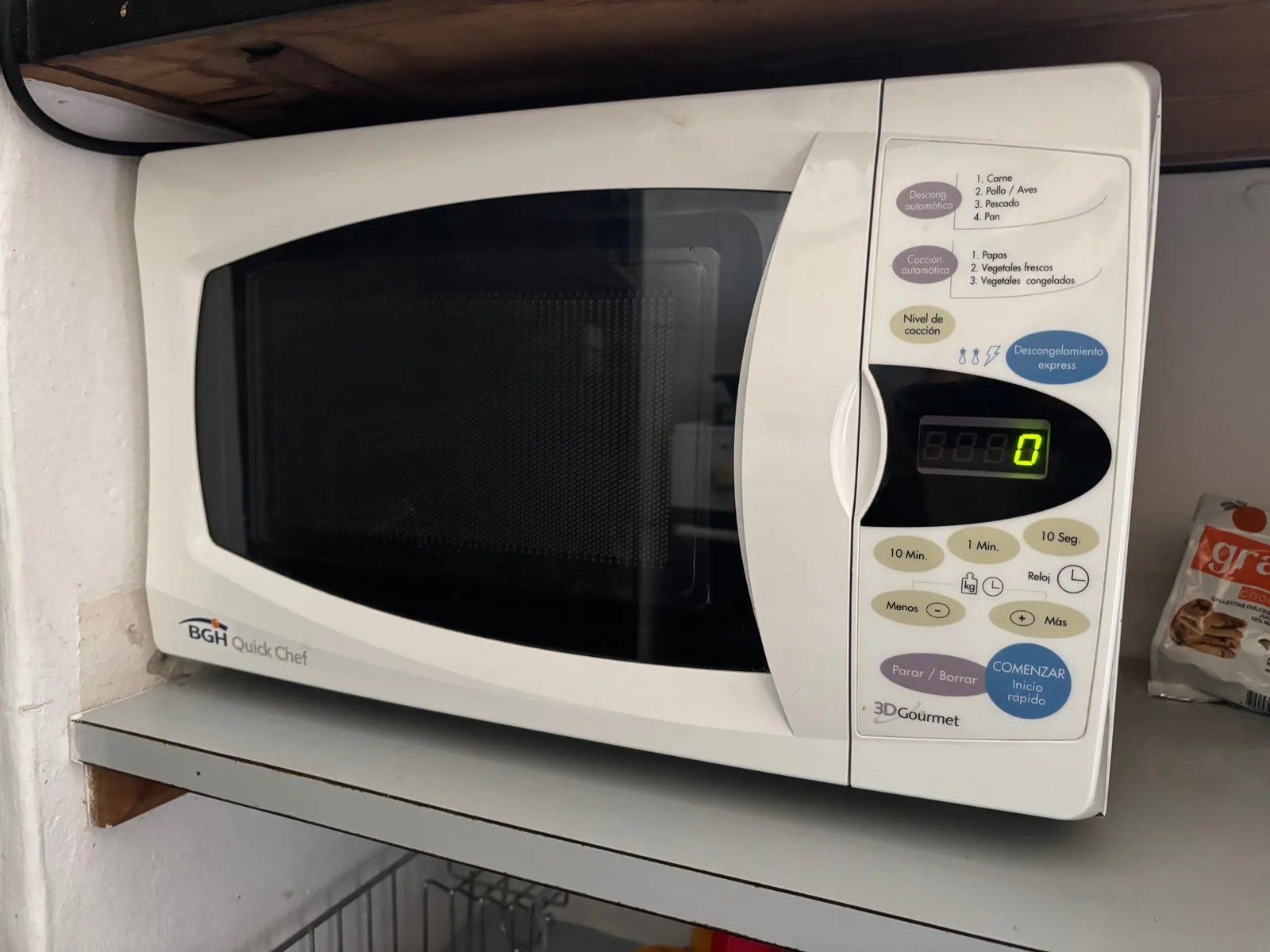 Microondas disponible en la cocina